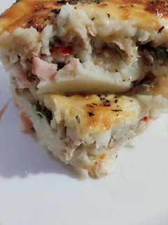 Una foto de Pastel de papas con jamón, queso y pollo
