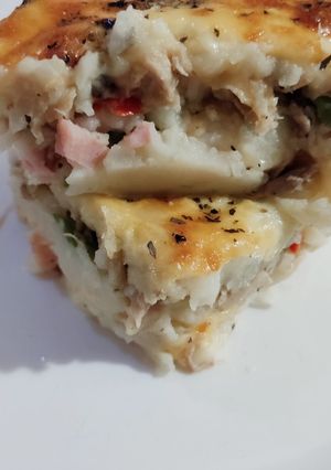 Una foto de Pastel de papas con jamón, queso y pollo