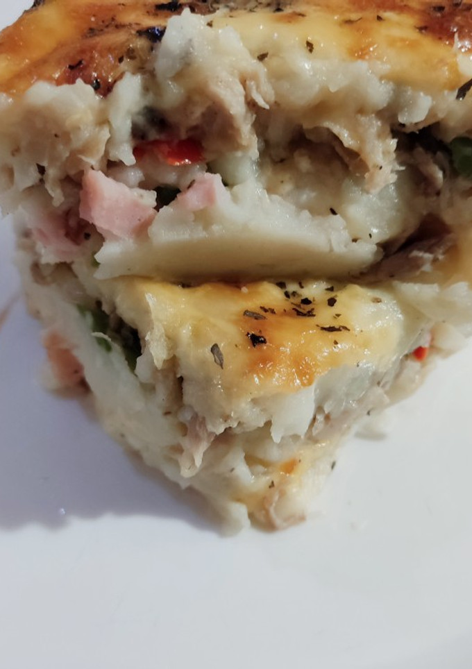 Una foto de Pastel de papas con jamón, queso y pollo