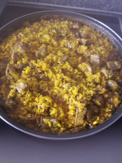 Una foto de Paella de cerdo