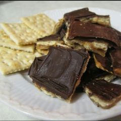 A picture of Sweet Tooth Chocolate Saltines.
