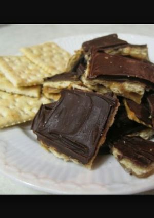 A picture of Sweet Tooth Chocolate Saltines.