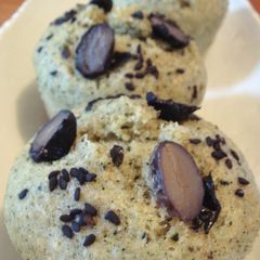 A picture of Oatmeal & Yomogi Steamed Bread.