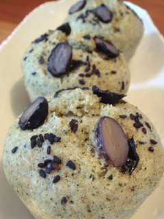A picture of Oatmeal & Yomogi Steamed Bread.
