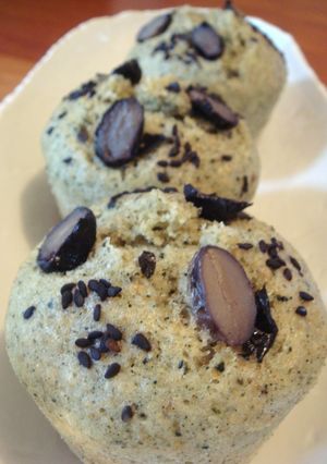 A picture of Oatmeal & Yomogi Steamed Bread.