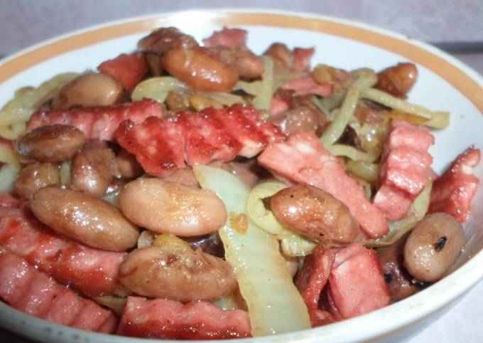 Сытный  горячий салат с фасолью