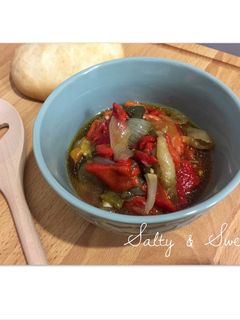 Una foto de Escalivada de verduras y bacalao