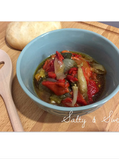 Una foto de Escalivada de verduras y bacalao