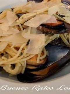 Una foto de Espaguetis con mejillones y albahaca