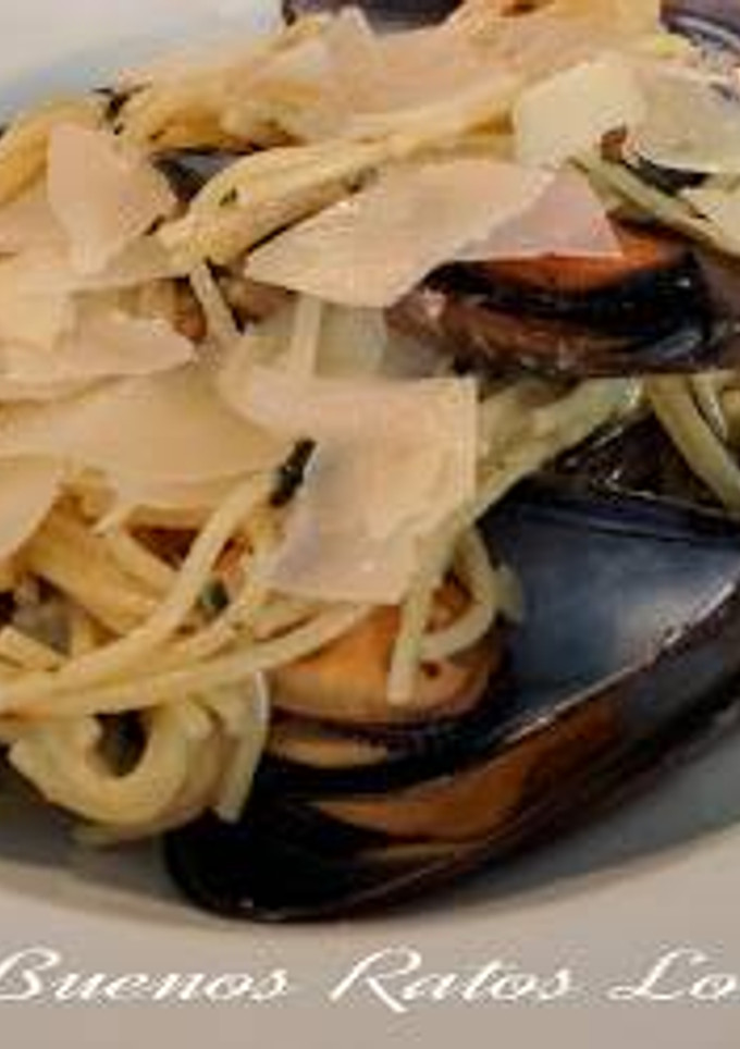 Una foto de Espaguetis con mejillones y albahaca