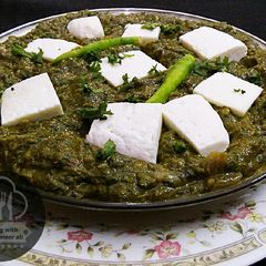 A picture of Palak paneer.