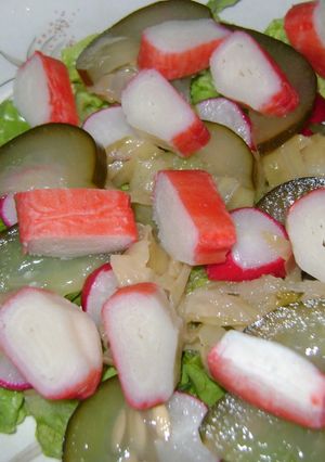 Una foto de Ensalada Kanikama, pepinos, rabanitos