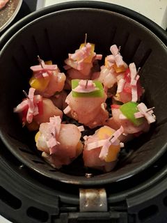 Una foto de Pinchos de pollo en la freidora de aire