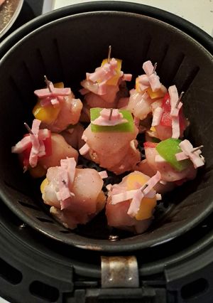 Una foto de Pinchos de pollo en la freidora de aire