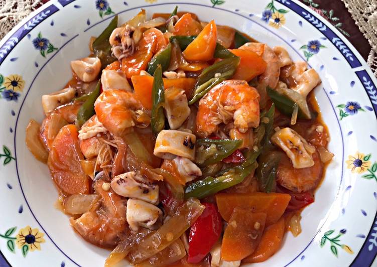 Cara Gampang Menyiapkan Udang Cumi Saos Padang yang Enak Banget