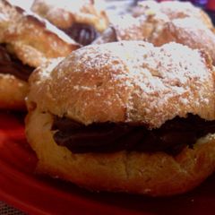 A picture of Sunshines chocolate cream puffs.