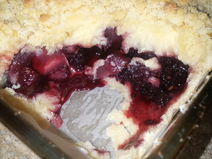 How To Make Apple, Blackberry and Custard Crumble which Delicious
