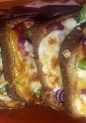 A picture of pizza toast.
