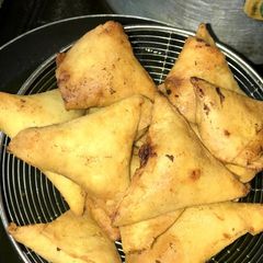 A picture of Fried samosa.