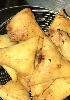 A picture of Fried samosa.