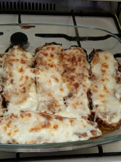 Una foto de Berenjenas rellenas con carne y bechamel