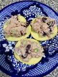 Ensalada de atún con arándanos sobre una cama de manzana