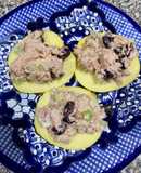 Ensalada de atún con arándanos sobre una cama de manzana