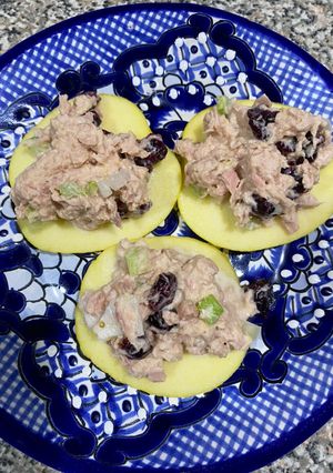 Una foto de Ensalada de atún con arándanos sobre una cama de manzana