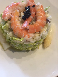 Una foto de Ensalada de langostinos con salsa tártara