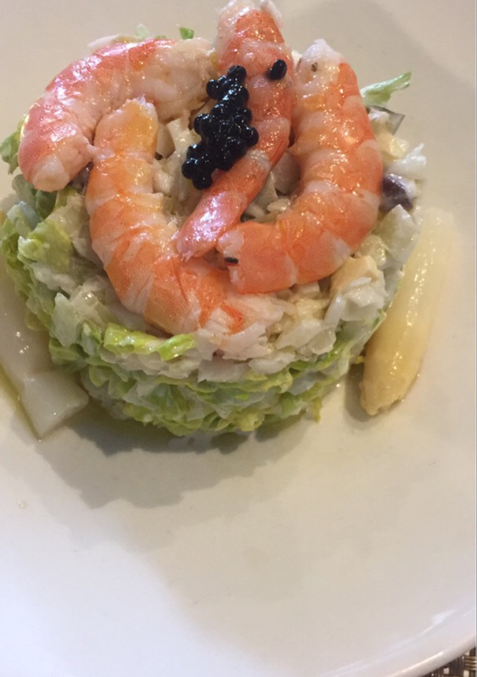 Una foto de Ensalada de langostinos con salsa tártara