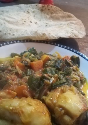A picture of Bhindi chicken with chapati. #desimeal.