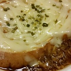 A picture of French Onion Soup.