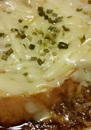 A picture of French Onion Soup.