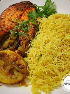 صورة لوصفة صينية سمك السلمون بالبطاطا والبصل مقدمة مع أرز بسمتي بالبهارات
