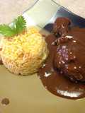 Pollo en mole rojo almendrado