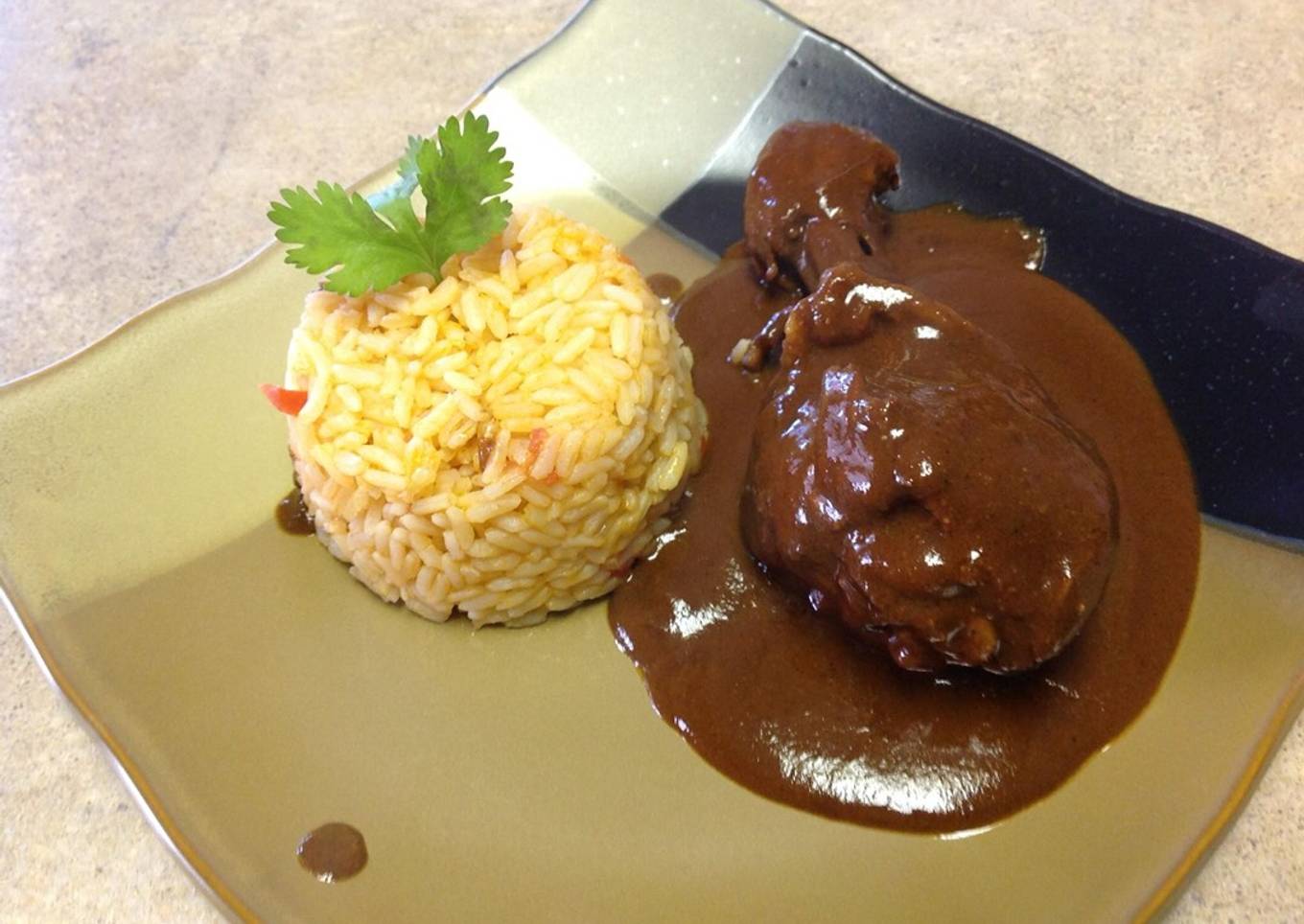 Pollo en mole rojo almendrado