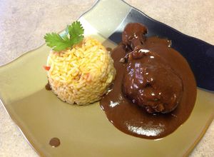 Una foto de Pollo en mole rojo almendrado