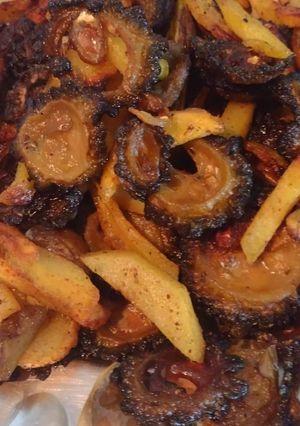 উচ্ছে আলু ভাজা (icche aloo bhaja recipe in Bengali) রেসিপির প্রধান ছবি