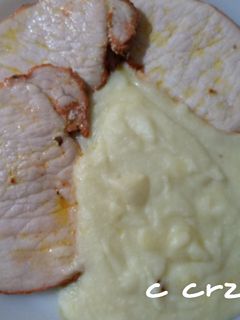 Una foto de Lomo con puré de patatas al ajillo