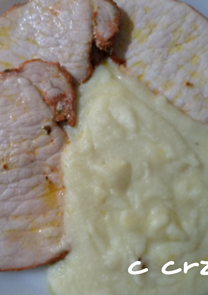 Una foto de Lomo con puré de patatas al ajillo