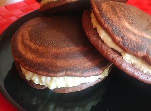 Una foto de Dorayakis chocolateados fit