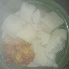 A picture of White yam with egg sauce.