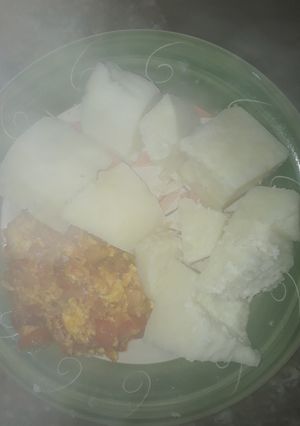 A picture of White yam with egg sauce.