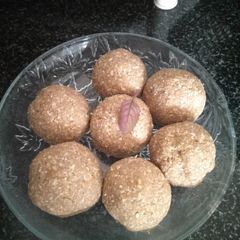 Til ladoos A picture of Til ladoos.