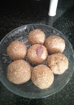 A picture of Til ladoos.