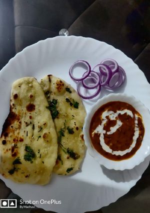 A picture of Dal Makhni With Garlic Naan.