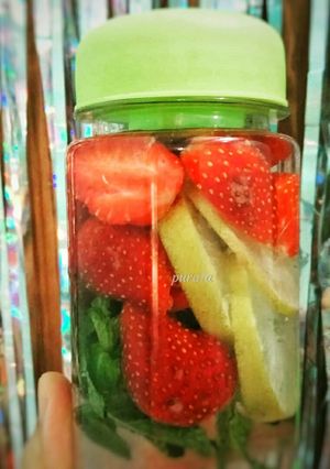 Foto resep Infused Water Buah Strawberry Lemon Daun Mint Segar
