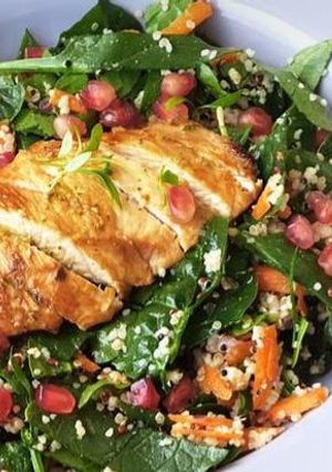 Foto de Peito de Frango com Salada de Espinafres e Quinoa