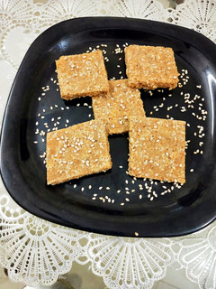 તલ માવા ચીક્કી (Til Mava Chikki Recipe In Gujarati) રેસીપી મુખ્ય ફોટો