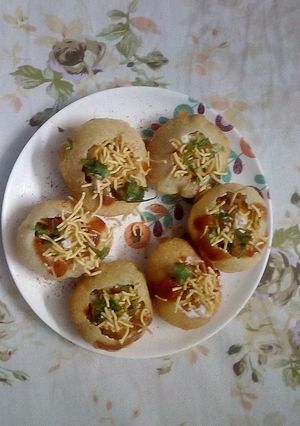 A picture of Stuffed golgappas.